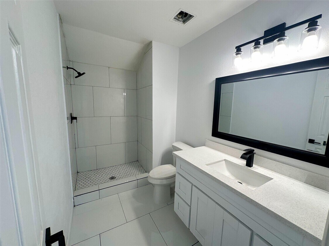 Foto principal - 5962 Belcrest St