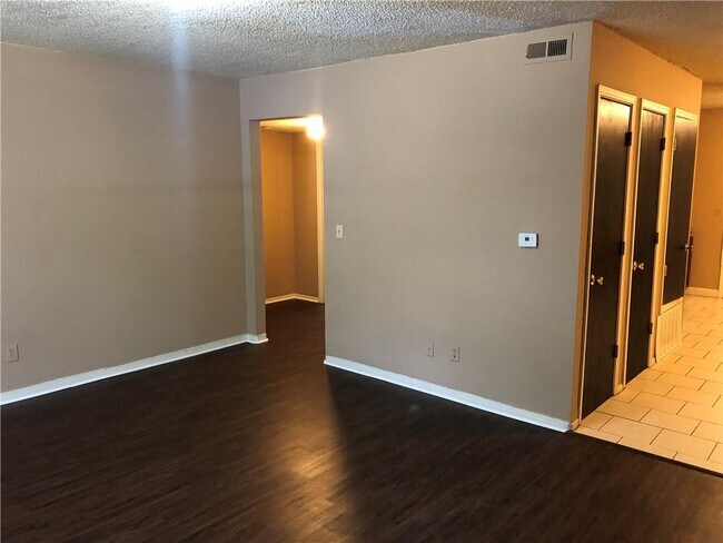 Building Photo - 605 N Betty Jo Dr