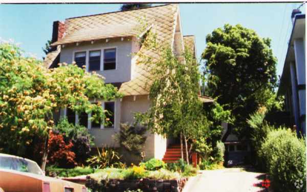 Building Photo - 3139 Lewiston Ave