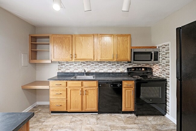 Building Photo - 1223 Villa Ln