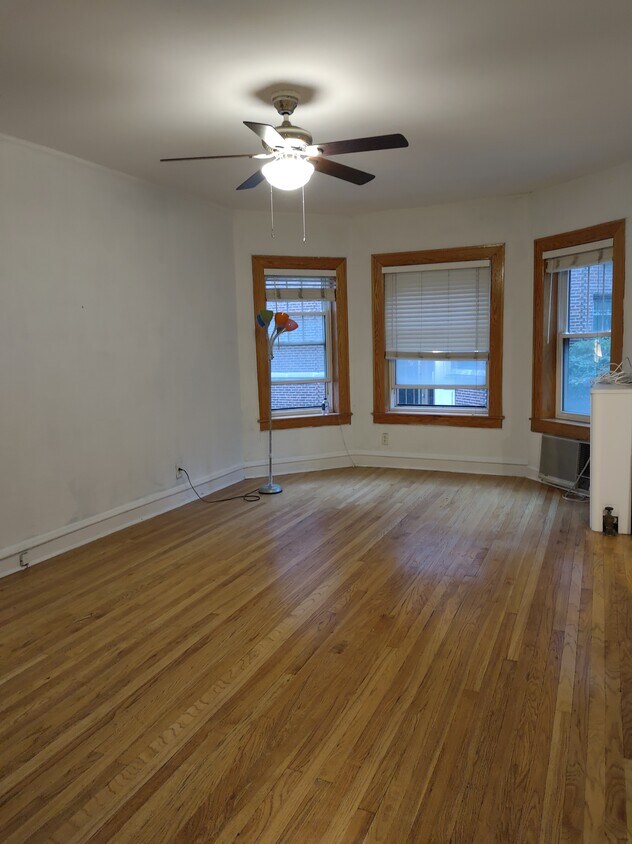 Livingroom - 539 W Addison St