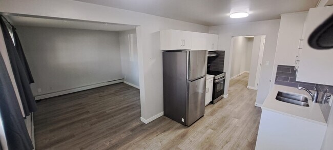 Photo du bâtiment - 9923-181 81 Ave NW