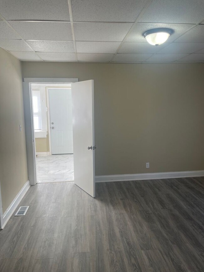 Foto del edificio - Newly Renovated Three Bedroom Home In Huntington