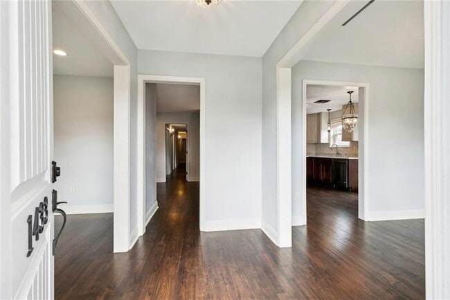 Foto del edificio - 1433 Poinsettia Dr