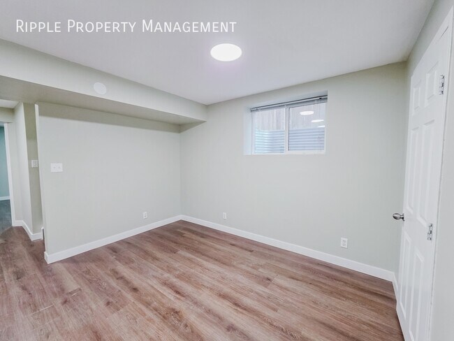 Photo du bâtiment - SPACIOUS 1 BEDS, 1 BATHS LOWER UNIT | IN-SUITE LAUNDRY & PRIVATE ENTRY
