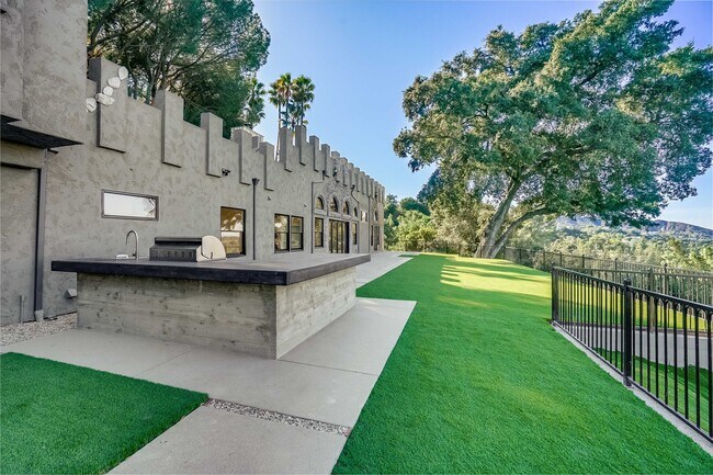Foto del edificio - 15851 Mulholland Pl