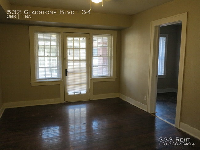 Building Photo - Hardwood floors close to the city!