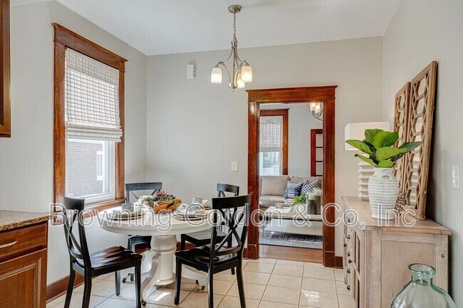 Foto del edificio - 914 Caruthers Ave