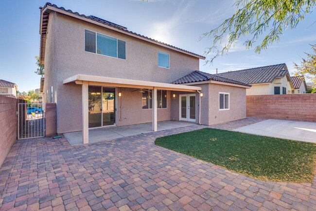 Building Photo - Recently Renovated 4 Bed/4Bath w 3 Car Gar...