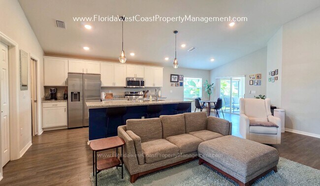 Foto del edificio - EXCEPTIONAL 3 BEDROOM/2 BATH HOME PLUS LARGE FENCED YARD! LONG TERM LEASE- UNFURNISHED!