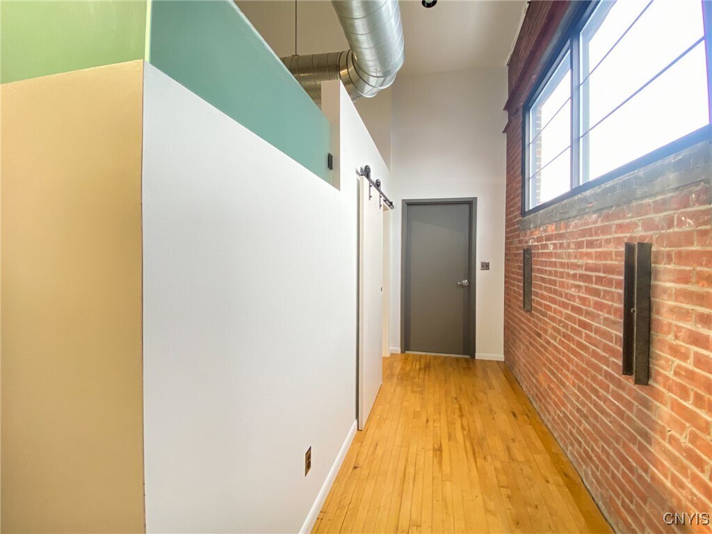 Building Photo - 412 Main St