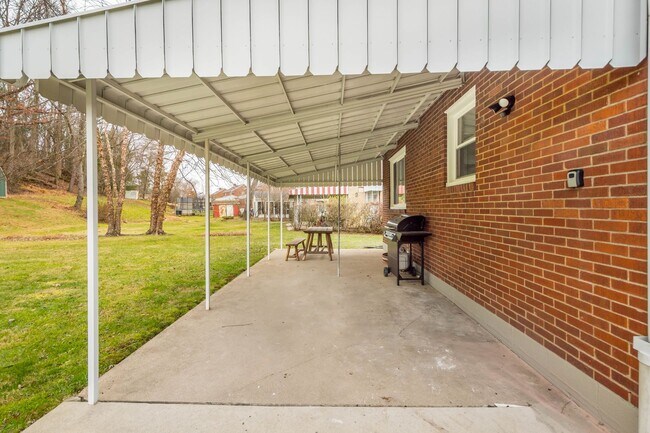 Foto del edificio - AVAILABLE JULY 1ST!! Don't miss this STUNNING 3 BEDROOM IN MCCANDLESS!!