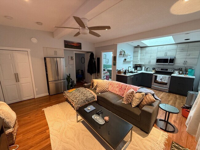 Photo du bâtiment - 566 Ruby Crescent