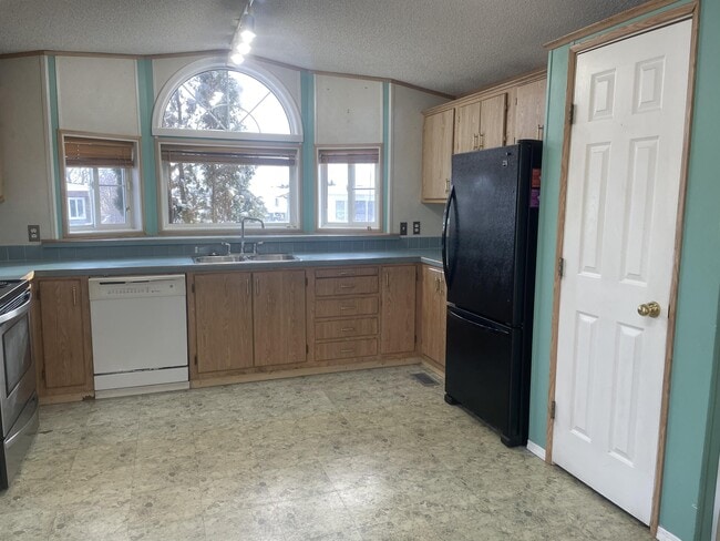 Building Photo - 8420 Alaska Rd