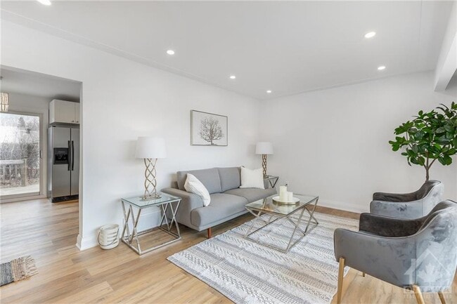 Building Photo - 2093 Saunderson Dr