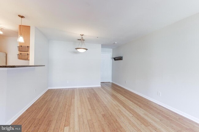 Building Photo - 3176 Summit Square Dr