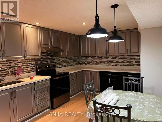 Photo du bâtiment - 3441 Sanderling Crescent