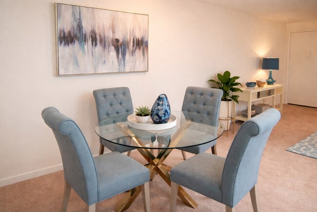 Zona de comedor - Grenadier Village Apartments