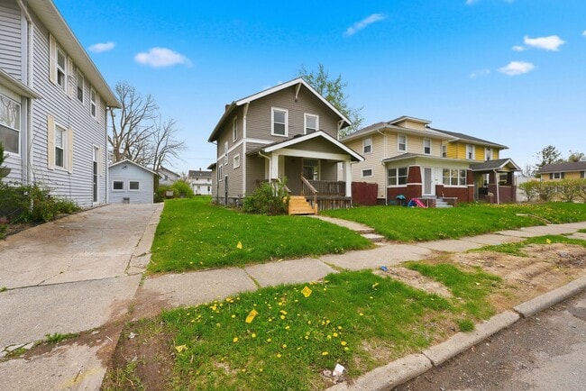 Foto del edificio - Updated 3BR with Fresh Finishes