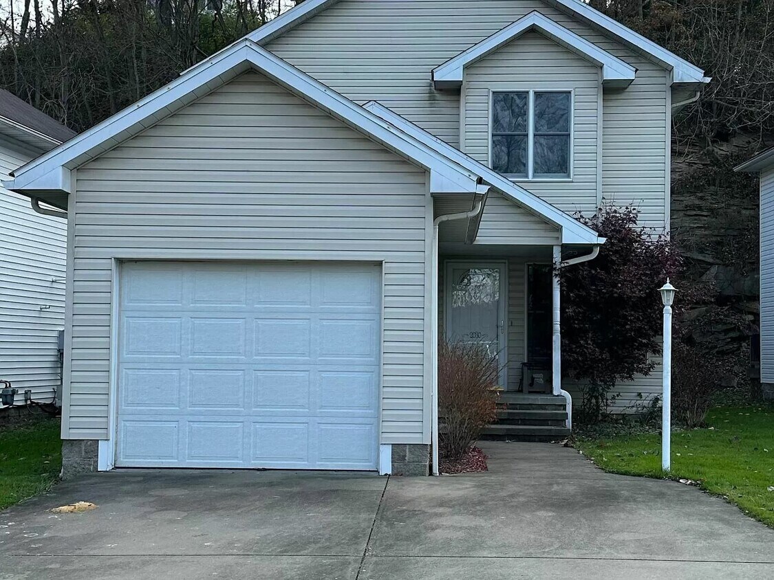 Primary Photo - 2030 Pinecrest Dr