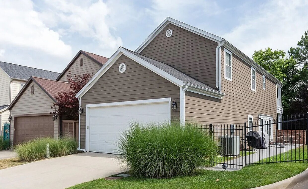 Foto principal - Stunning 3 Bedroom on Zion RD Fayetteville...