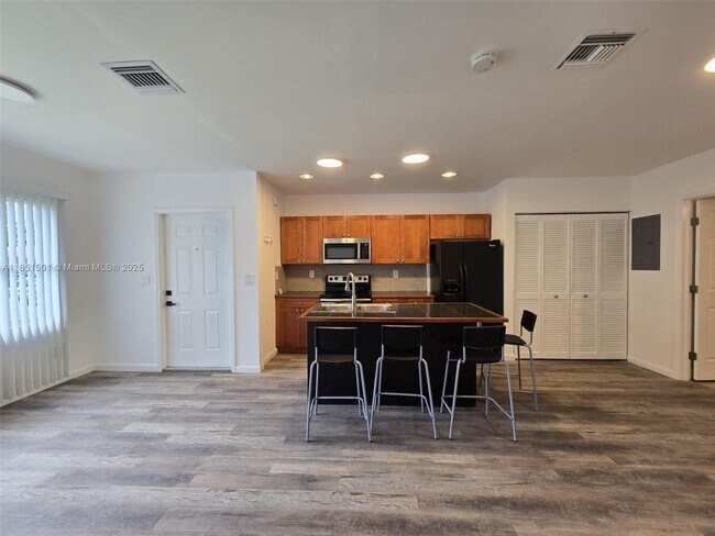 Foto del edificio - 330 SW 13th St