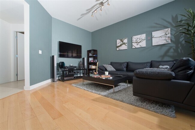 Building Photo - Beautiful 2 bedroom 2 bath condo in the Do...