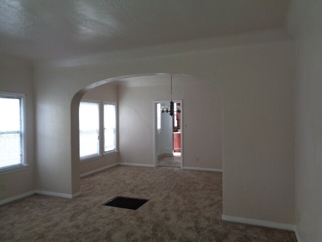 Foto del edificio - 2809 Hillcrest Dr