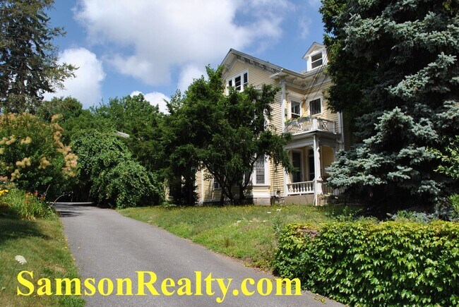 Foto del edificio - 745 Pleasant St