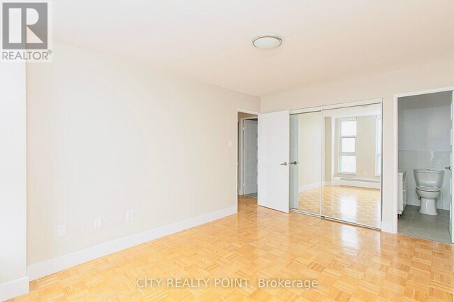 Photo du bâtiment - 666-1666 Spadina Ave.
