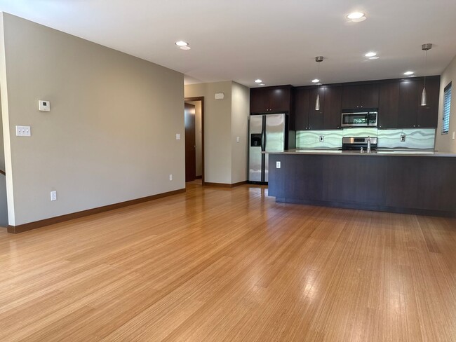 Building Photo - Convenient 3 beds, 2.5 bath in Ballard