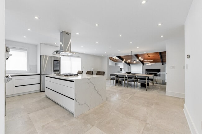 Building Photo - 5 Mellanby Pl