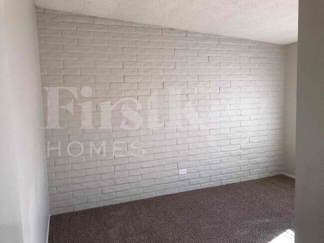 Building Photo - 1158 E Concorda Dr