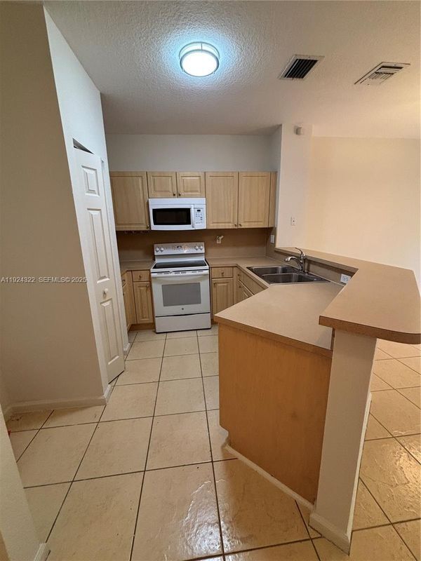 Foto del edificio - 6533 Catalina Ln