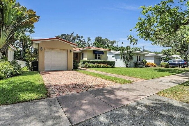 Building Photo - "Charming 2-Bed Oasis with Elegant Finishe...