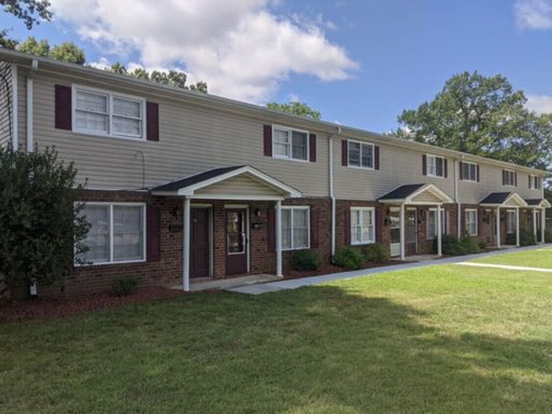 Foto principal - Two bedroom, 1.5 bath in Graham--McAden Place
