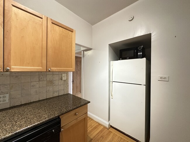 Building Photo - 526A W Surf St