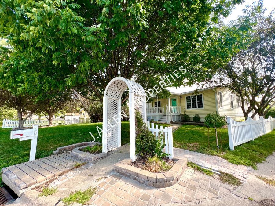 Foto principal - Fully Furnished! Adorable 4 bedroom, 1.5 bath