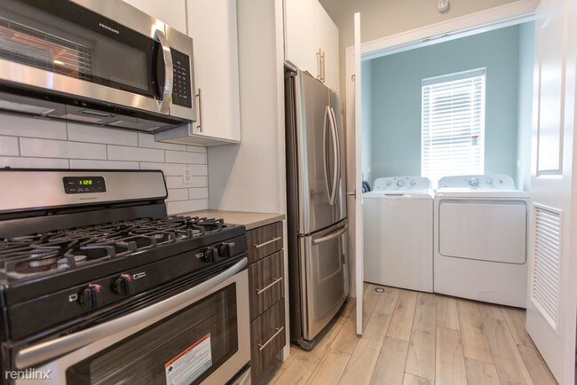 Building Photo - 2 br, 2 bath Apartment - 4901 S Champlain Ave