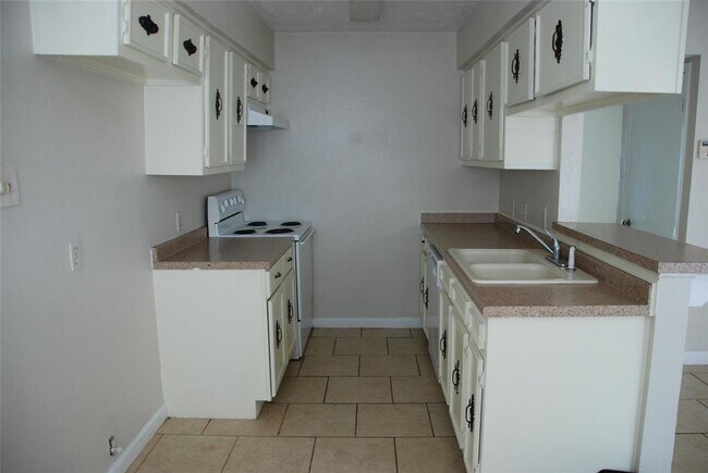 Building Photo - 13541 Castilian Dr