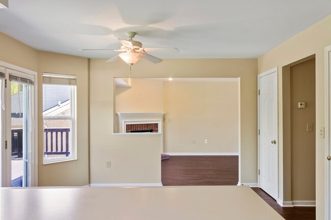 Foto del edificio - 2618 Spring Mill Pl