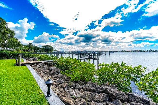Foto del edificio - 624 SW St Lucie Crescent