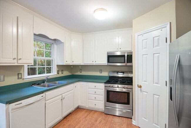 Building Photo - Charming 3-Bedroom Home with Fenced Yard, ...
