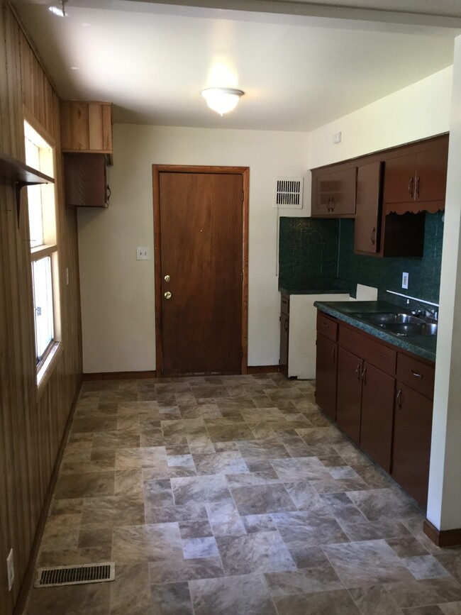 Building Photo - Spacious 4 BR Single Home