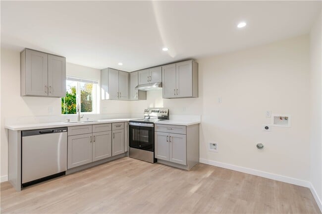 Building Photo - 10528 Hillhaven Ave