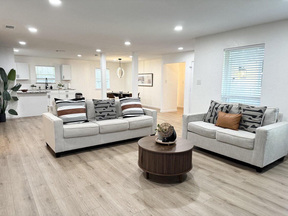 Foto principal - 17926 Hillcrest Rd