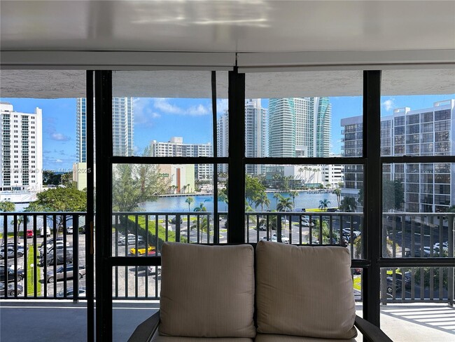 Foto del edificio - 800 Parkview Dr