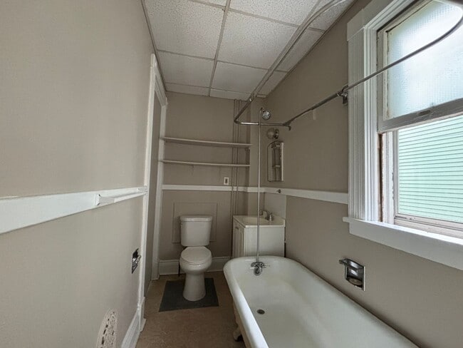 Building Photo - 626 University Ave