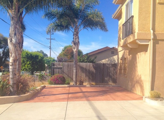  - 1231 Mentone Ave