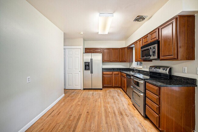 Foto del edificio - Charming 4-Bedroom Home with Finished Base...